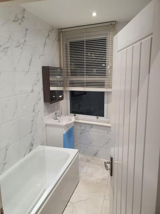 Beautiful Room In Lovely Flat London Bagian luar foto